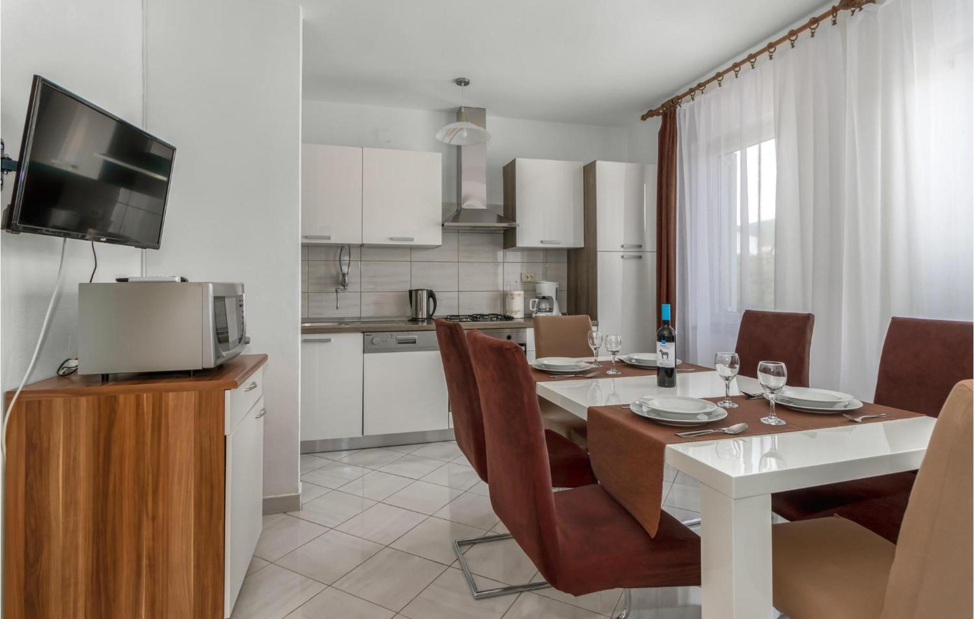 Amazing apartment in Jadranovo with 3 Bedrooms&WiFi Buitenkant foto